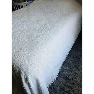 VNTG Chenille Bedspread Blanket Pom Pom Fringe White Cotton Hobnail Cottage 110"